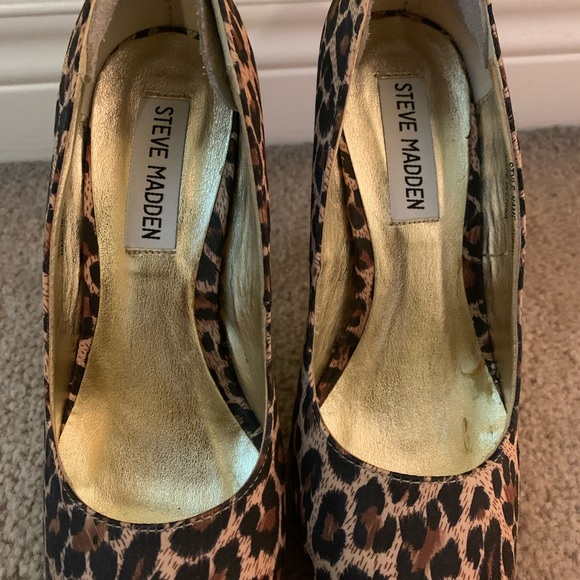 LIKE NEW- Steve Madden Heels - Picture 3 of 4